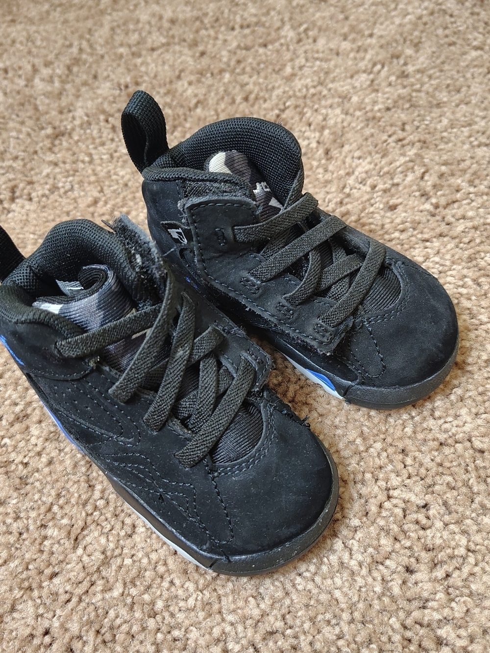 Jordan Kids' Retro Black and Blue Basketball Shoes - Picture 5 of 5